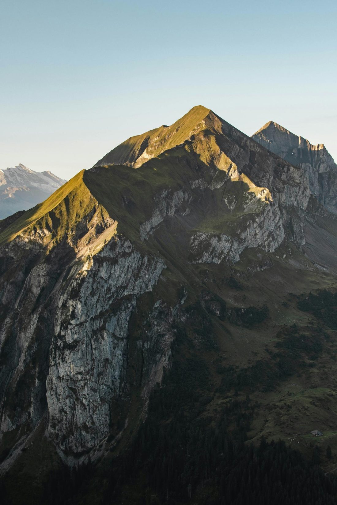 Berggipfel im Abendlicht im Berner Oberland